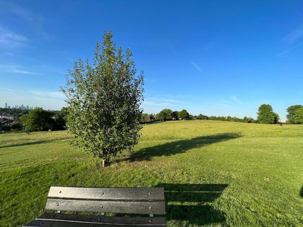 Spacious Modern 1-bedroom In Catford - Excellent Transport Links - Ideal For Long Appartamento